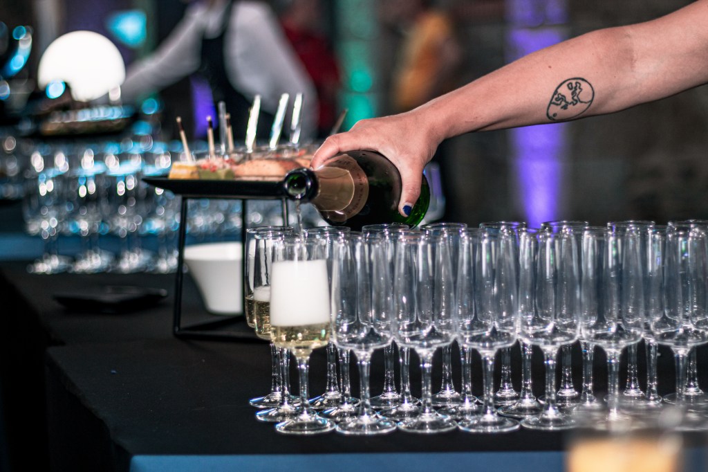 Photo d'un détail de service traiteur événementiel, coupes de champagne