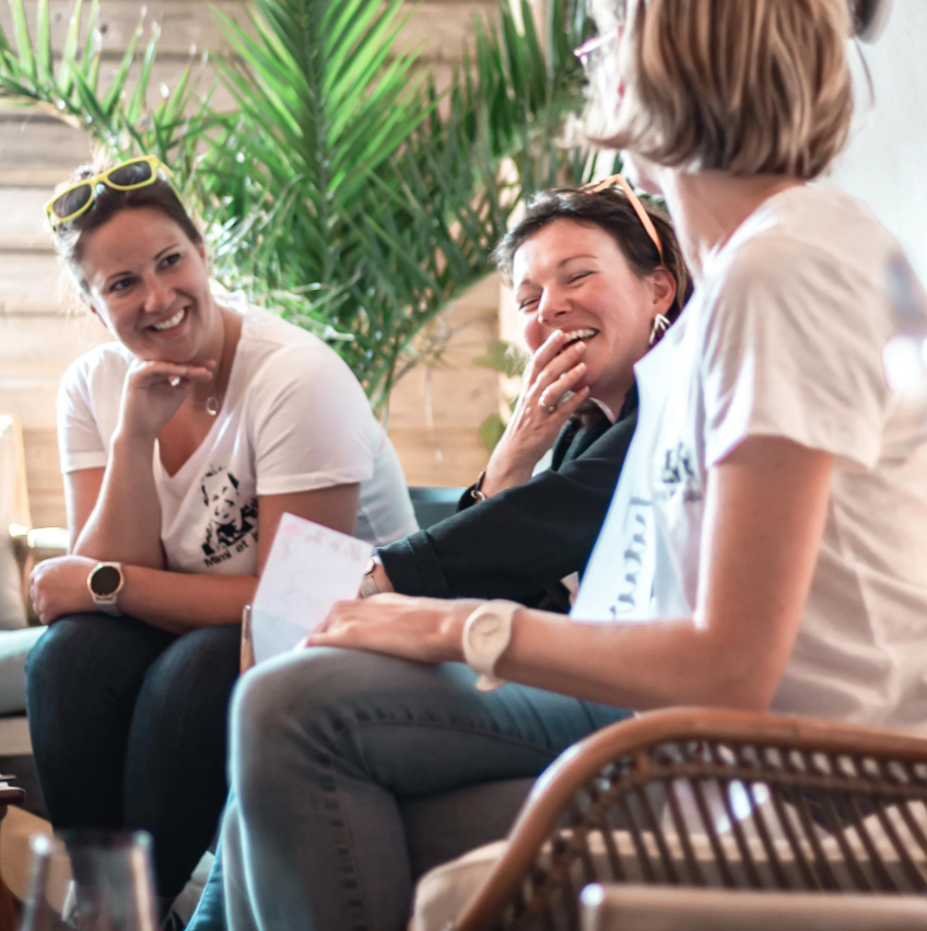 Portrait d'un moment festif, enterrement de vie de jeune fille, éclats de rire