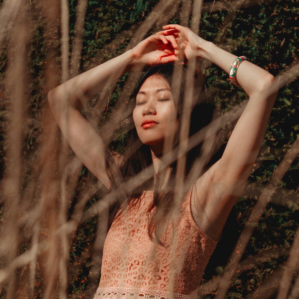 Portrait de jeune femme en confiance, teintes douces et lumineuse